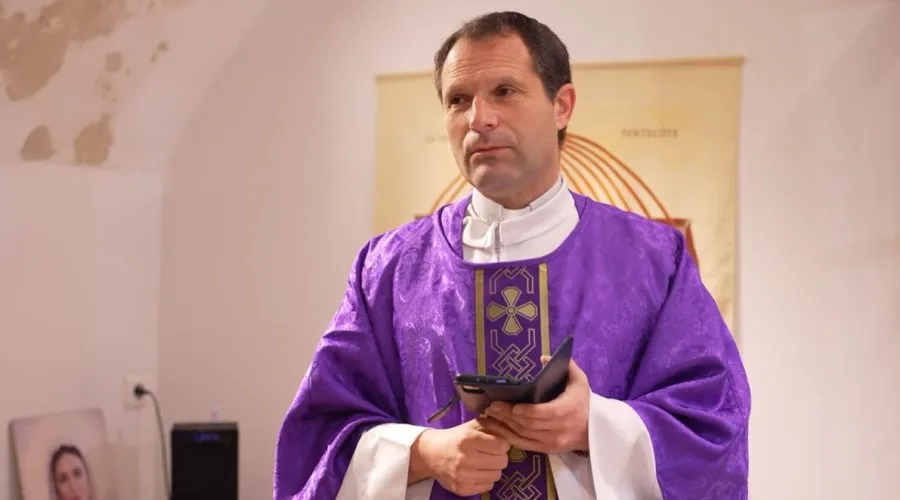 Polémica por boda de sacerdote con mujer a quien considera “encarnación mística” de Dios