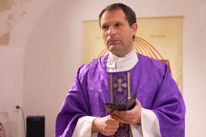 Polémica por boda de sacerdote con mujer a quien considera “encarnación mística” de Dios