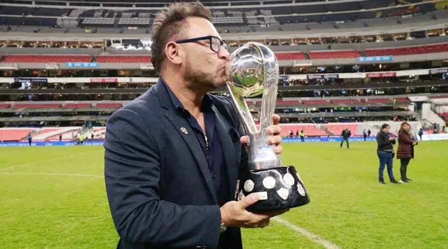 Antonio Mohamed, director técnico del Club de Fútbol Monterrey Rayados, sostiene copa de la Liga BBVA MX el 29 de diciembre. Crédito: Facebook oficial / Club de Fútbol Monterrey Rayados.?w=200&h=150