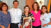 Mons. Luis Gerardo Cabrera junto a lu00edderes de grupos provida de Ecuador e imagen del Sagrado Corazu00f3n de Jesu00fas.