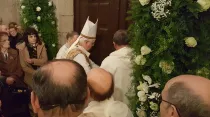 Mons. Barrio abre la puerta santa durante la apertura del Año Santo de la Orden de la Merced. Foto: Archidiócesis de Santiago de Compostela.