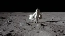 Buzz Aldrin camina sobre la superficie de la Luna durante la misión del Apolo 11. Crédito: NASA.