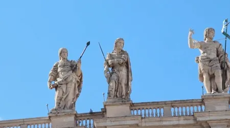 ¿El Apóstol Santiago está en la Plaza de San Pedro del Vaticano?