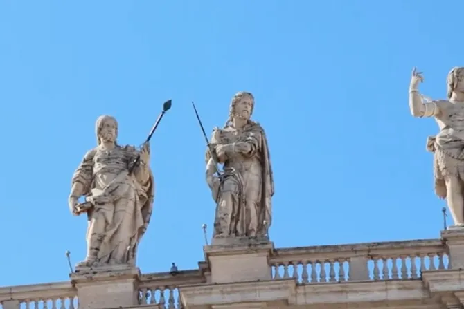 ¿El Apóstol Santiago está en la Plaza de San Pedro del Vaticano?