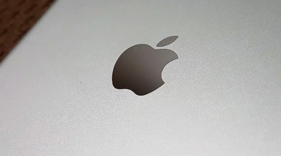 Logo de Apple en un iPhone. Foto: David Ramos / ACI Prensa.
