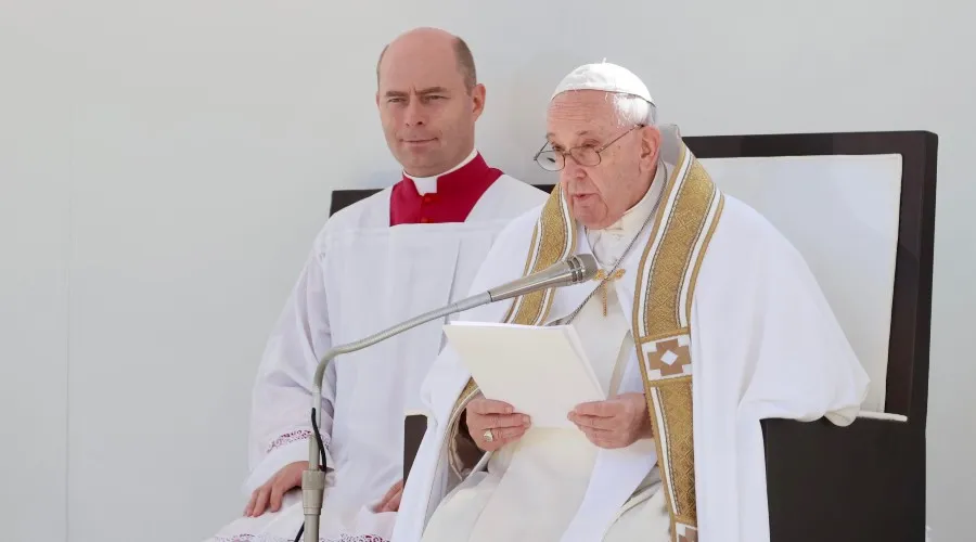 Papa Francisco en la Misa en L'Aquila. Crédito: Daniel Ibáñez/ACI Prensa