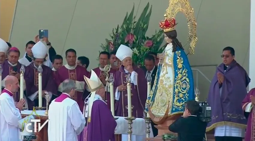 El Papa reza en la Misa ante la Virgen. Foto: Captura Youtube