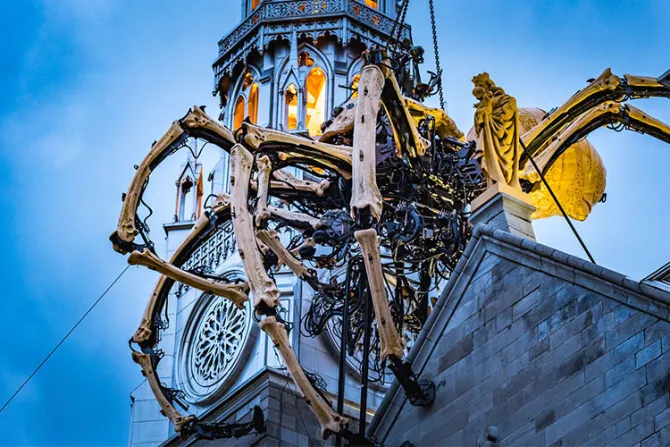 Fotos de enorme “robot araña” en Catedral de Canadá encienden las redes