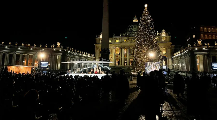 Vaticano inaugura pesebre y árbol de Navidad de la Plaza de San Pedro
