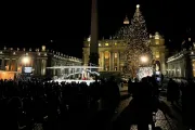 Vaticano inaugura pesebre y árbol de Navidad de la Plaza de San Pedro
