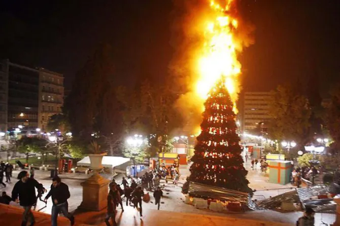 Grupo político comunista “felicita” la Navidad con un árbol ardiendo
