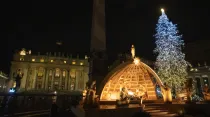 Nacimiento y árbol de Navidad en el Vaticano (2022). Crédito: Daniel Ibáñez