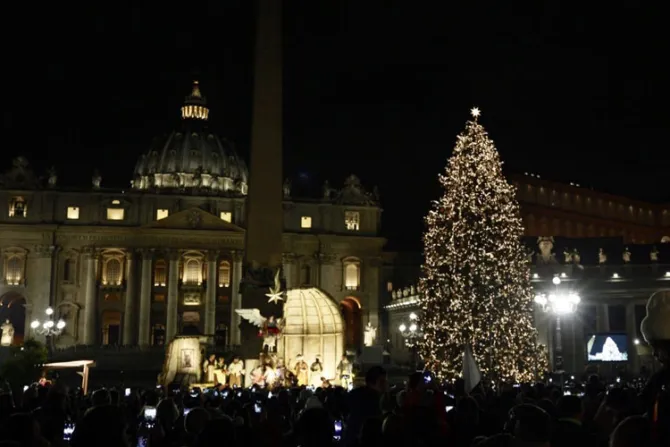 Vaticano enciende las luces del Pesebre y del Árbol de Navidad en Plaza de San Pedro