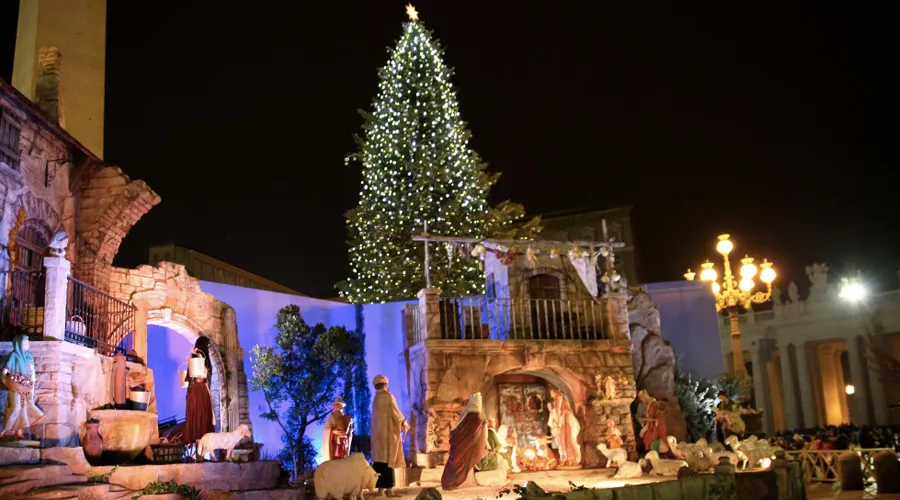 Árbol de Navidad y pesebre de la Plaza de San Pedro en 2015. Foto: Lauren Cater / ACI Prensa