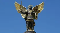 Estatua del Arcángel San Miguel en la Plaza de la Independencia de Kiev, Ucrania. Crédito: Pixabay / Dominio público.