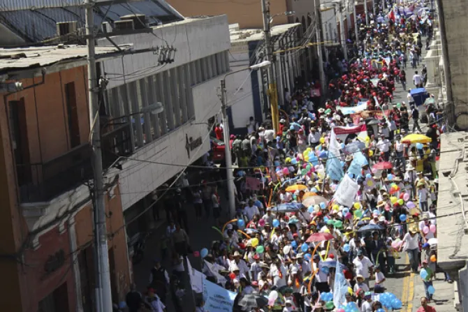 Perú: Más de 100 mil participaron en Corso por la Vida en Arequipa