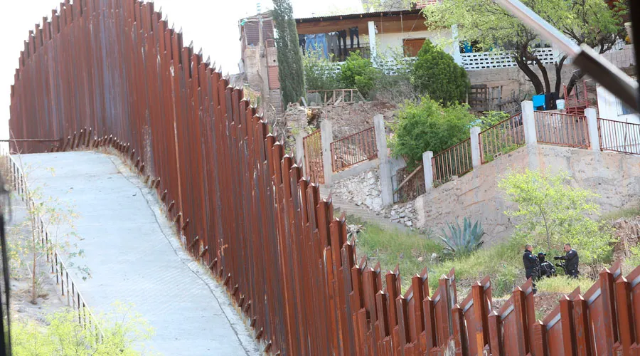 Muro fronterizo de Estados Unidos con México. Foto: George Martell/The Pilot Media Group?w=200&h=150