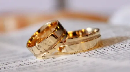 ¿Amoris laetitia permite comunión de divorciados vueltos a casar? Obispo argentino dice no