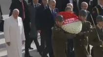 El Papa Francisco visita el Mausoleo de Atatürk (Captura Youtube)