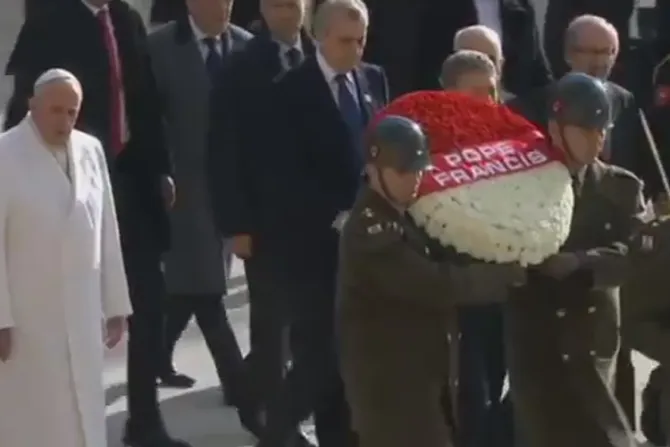 Papa Francisco visita Mausoleo de Atatürk en Turquía