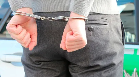 Arrestan a sacerdote que usó dinero de iglesia en drogas y fiestas sexuales