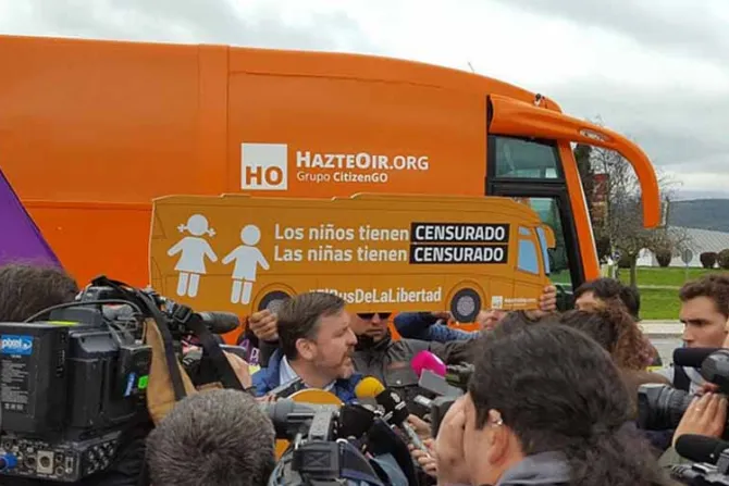 VIDEO: Turba ataca con piedras el bus de HazteOír en Pamplona