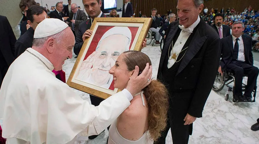 El Papa Francisco con la artista italiana Simona Atzori / Foto: L'Osservatore Romano