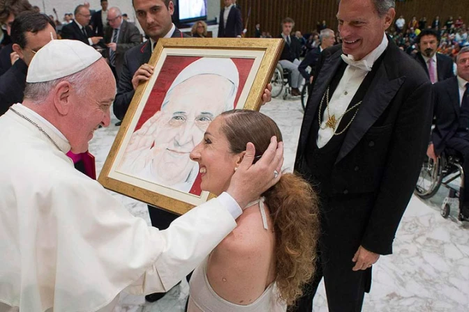 Artista sin brazos: “No creo que el Señor me haya quitado algo. Él me pensó así”