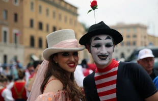 Dos artistas de circo que asistieron al encuentro con el Papa Francisco. Foto: Daniel Ibu00e1u00f1ez / Aci Prensa 
