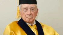 Arturo Salazar Larrau00edn, al recibir el doctorado Honoris Causa por la Universidad San Ignacio de Loyola en Lima, en julio de 2019. Cru00e9dito: USIL.