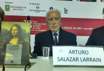 Arturo Salazar Larraían en la presentación de su libro