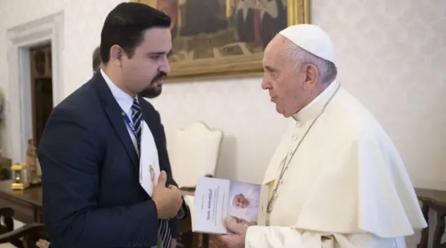 El autor del libro, Ary Waldir Ramos, con el Papa Francisco. Crédito: Vatican Media?w=200&h=150