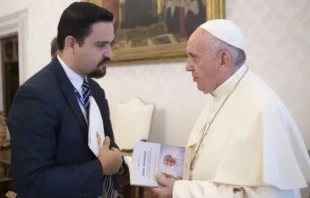 El autor del libro, Ary Waldir Ramos, con el Papa Francisco. Cru00e9dito: Vatican Media 