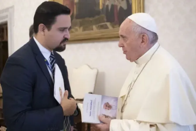Presentan libro “¡Sed auténticos!”, con claves del Papa para la comunicación interpersonal