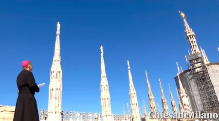 Arzobispo de Milán reza a la Virgen desde tejado de la catedral ante coronavirus [VIDEO]