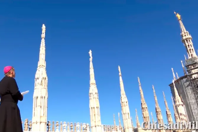 Arzobispo de Milán reza a la Virgen desde tejado de la catedral ante coronavirus [VIDEO]