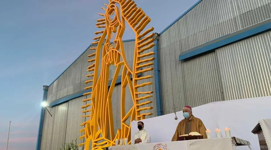 Mons. Rogelio Cabrera López celebra la Misa en Empresa Aceros del Toro, junto a la imagen restaurada de la Virgen de Guadalupe. Crédito: Arquidiócesis de Monterrey.?w=200&h=150