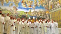 Mons. Rogelio Cabrera, acompañado de sus obispos auxiliares y de sacerdotes de la Arquidiócesis de Monterrey en la réplica de la Capilla Sixtina. Foto: Pastoral Siglo XXI.