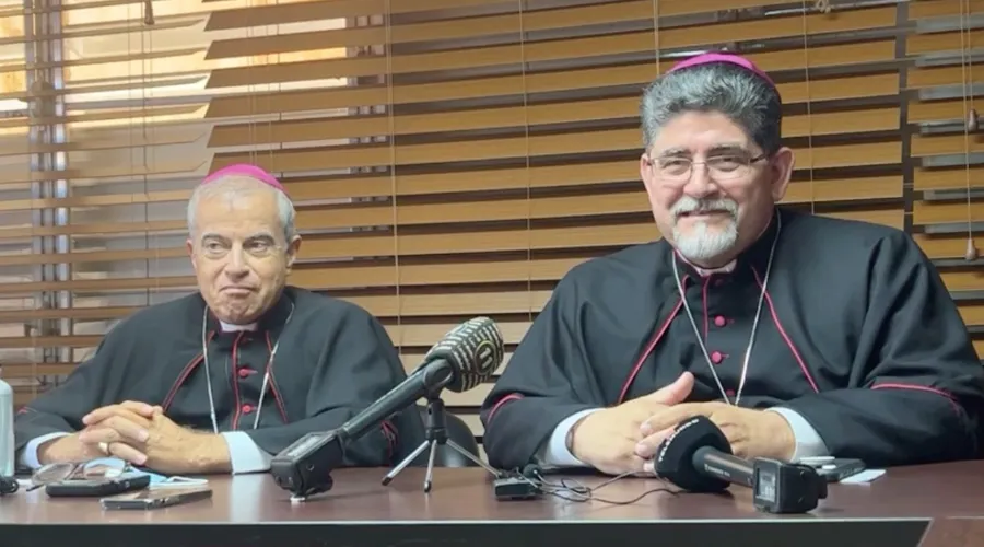 Mons. Roberto González Nieves y Mons. Alberto Figueroa Morales, en conferencia de prensa este 14 de septiembre. Crédito: Captura de video / Diócesis de Arecibo.