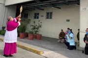Coronavirus: Arzobispo mexicano visita hospitales y da bendición con el Santísimo [FOTOS]