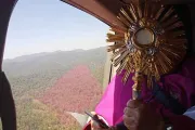 Coronavirus en México: Arzobispo bendice con el Santísimo desde un helicóptero