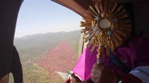Mons. Francisco Javier Chavolla sostiene la custodia con el Santu00edsimo Sacramento mientras sobrevuela la Provincia Eclesiu00e1stica de Toluca. Cru00e9dito: Arquidiu00f3cesis de Toluca.