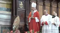 Mons. Domenico Battaglia, Arzobispo de Nápoles, sostiene la sangre licuada de San Genaro, el 19 de septiembre de 2022. Crédito: Captura de YouTube / Chiesa di Napoli.