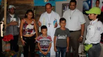 El Arzobispo de Barranquilla Pablo Salas bendice una de las viviendas beneficiadas - Foto: Arquidiócesis de Barranquilla