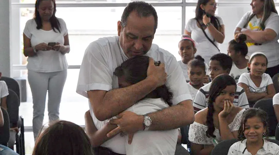 Mons. Pablo Emiro Salas Anteliz abraza a una niña durante el Catedratón 2018 - Foto: Facebook Catedratón Barranquilla