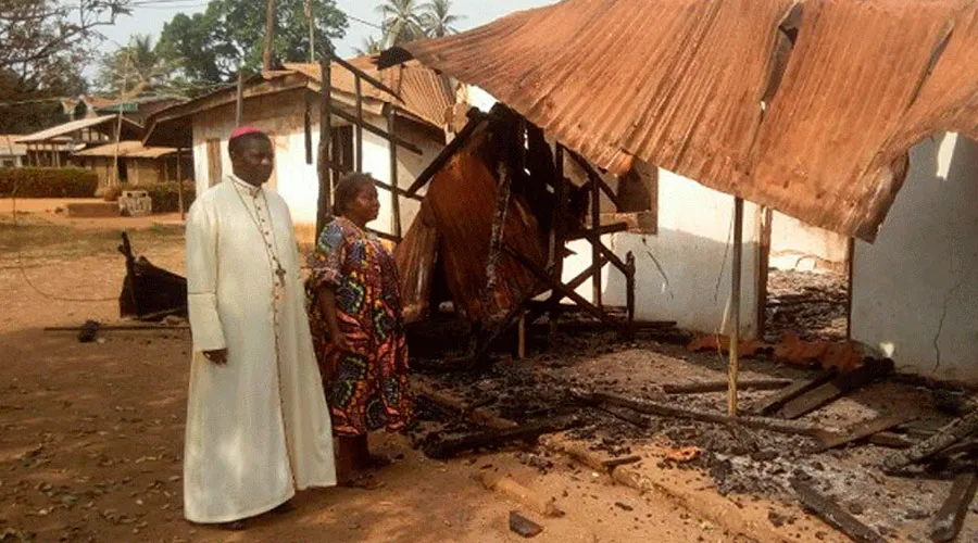 Mons. Andrew Nkea Fuanya acompaña a una mujer cuya casa fue incendiada. Crédito: Dominio público