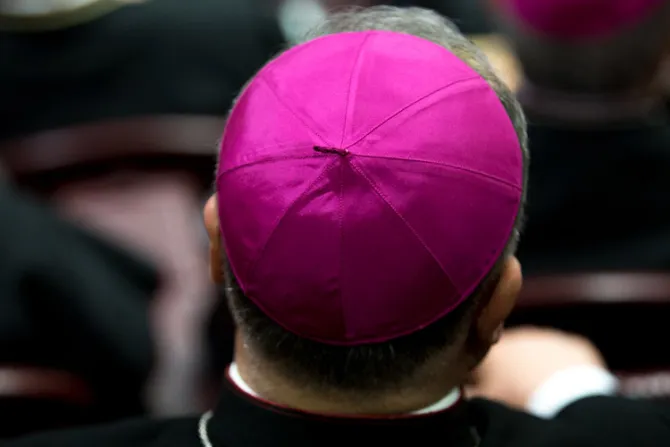 Arzobispo descubre que padece cáncer y pide oraciones