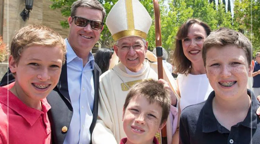 Foto: El Arzobispo José Gómez con una familia / Crédito : Facebook de Mons. José Gomez?w=200&h=150