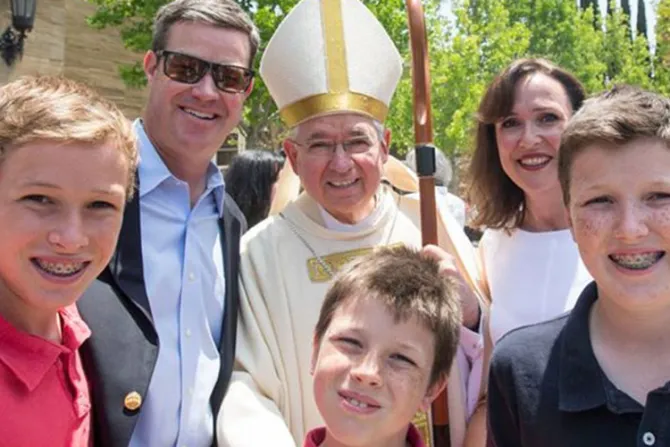 Arzobispo de los Ángeles resalta necesidad de que la Iglesia apoye a las familias