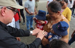 Mons. Josu00e9 Antonio Eguren saluda a una madre y a sus hijos. Cru00e9dito: Arzobispado de Piura 